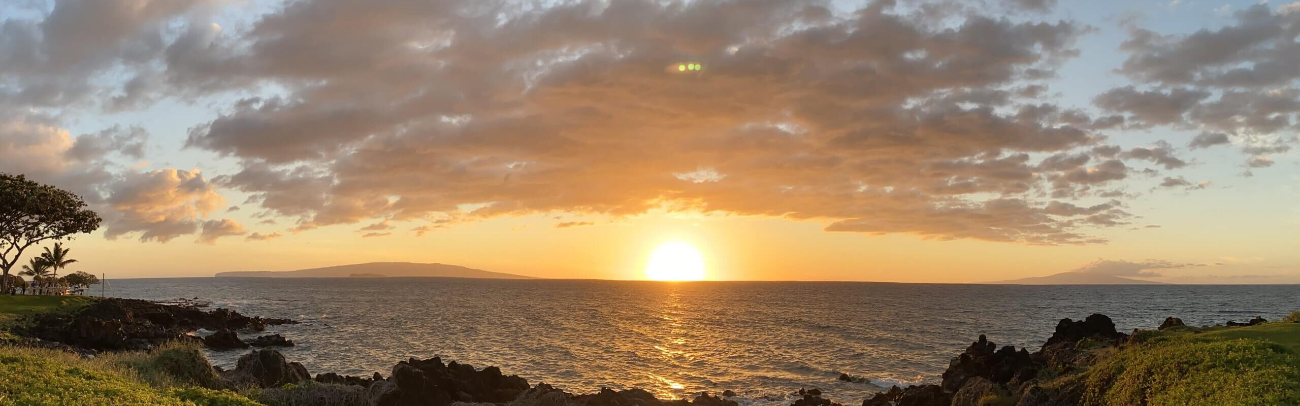 Ein Sonnenuntergang am Meer vor einer Küste